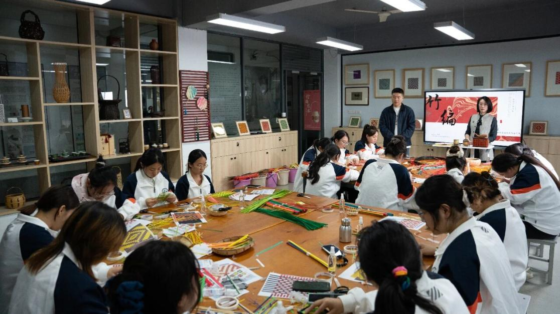 为非遗“添彩”，为青春“赋能”：江苏建院的文化育人新实践